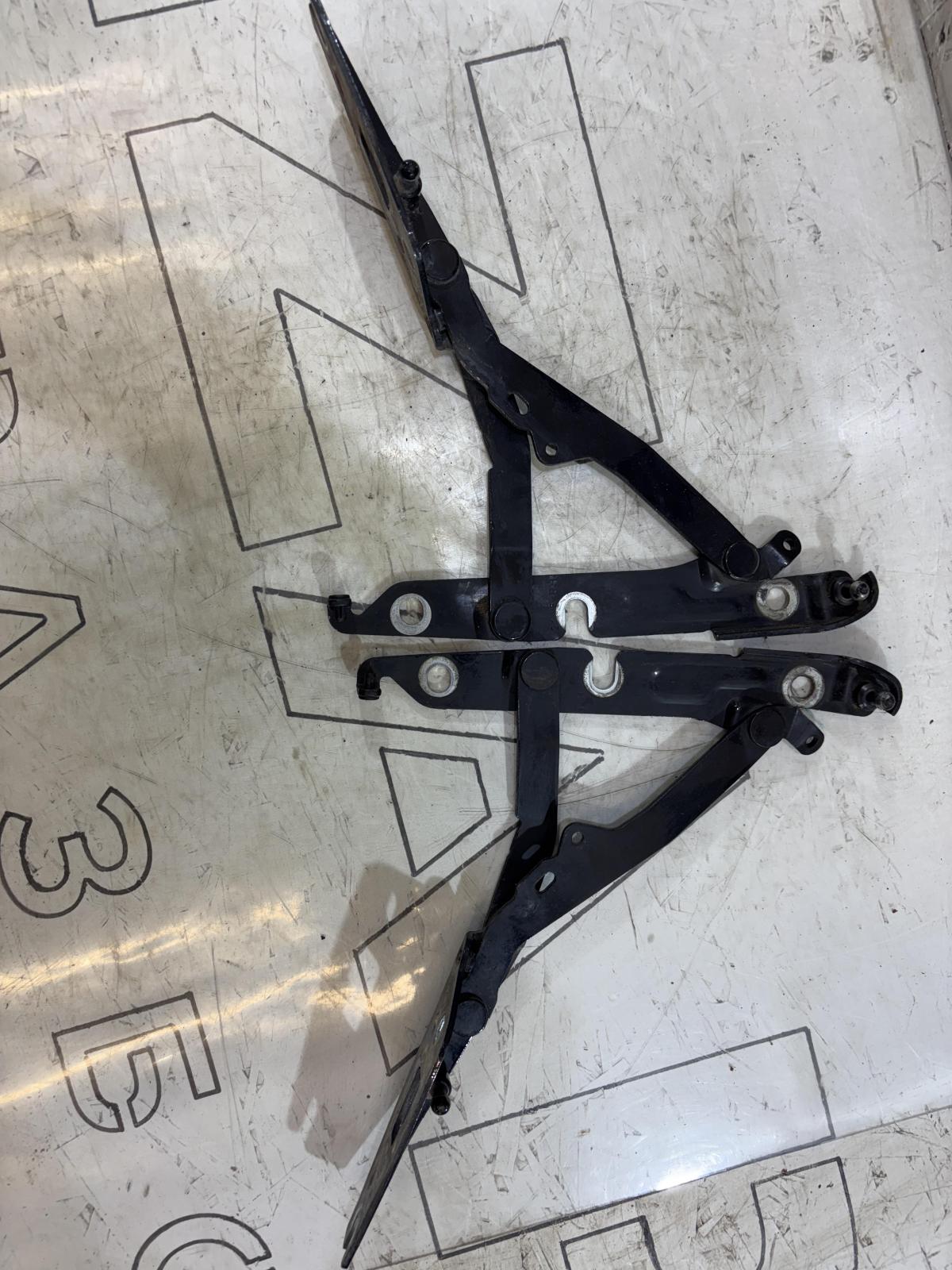 Петли крышки багажника  левая правая 4F5827302, 4F5827301