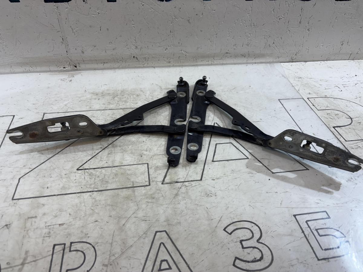 Петли крышки багажника  левая правая 4F5827302, 4F5827301