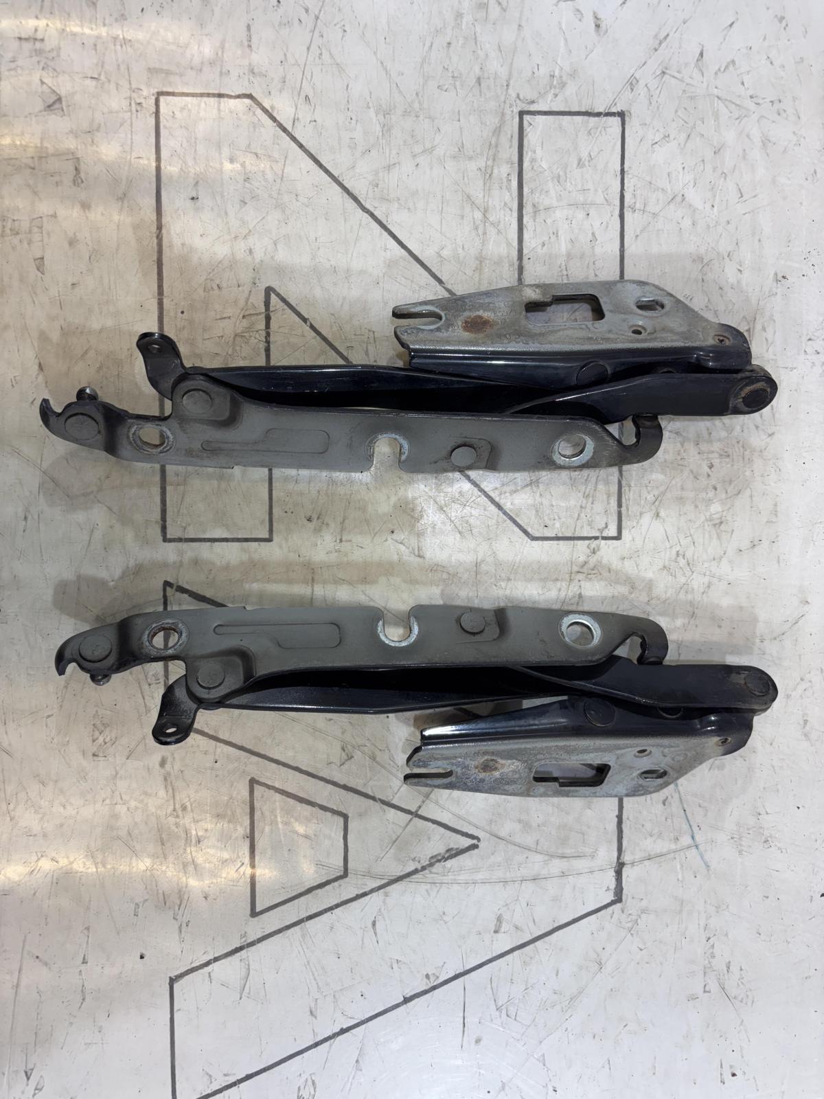 Петли крышки багажника  левая правая 4F5827302, 4F5827301
