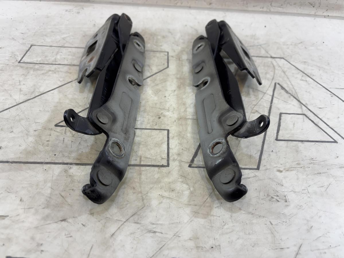 Петли крышки багажника  левая правая 4F5827302, 4F5827301