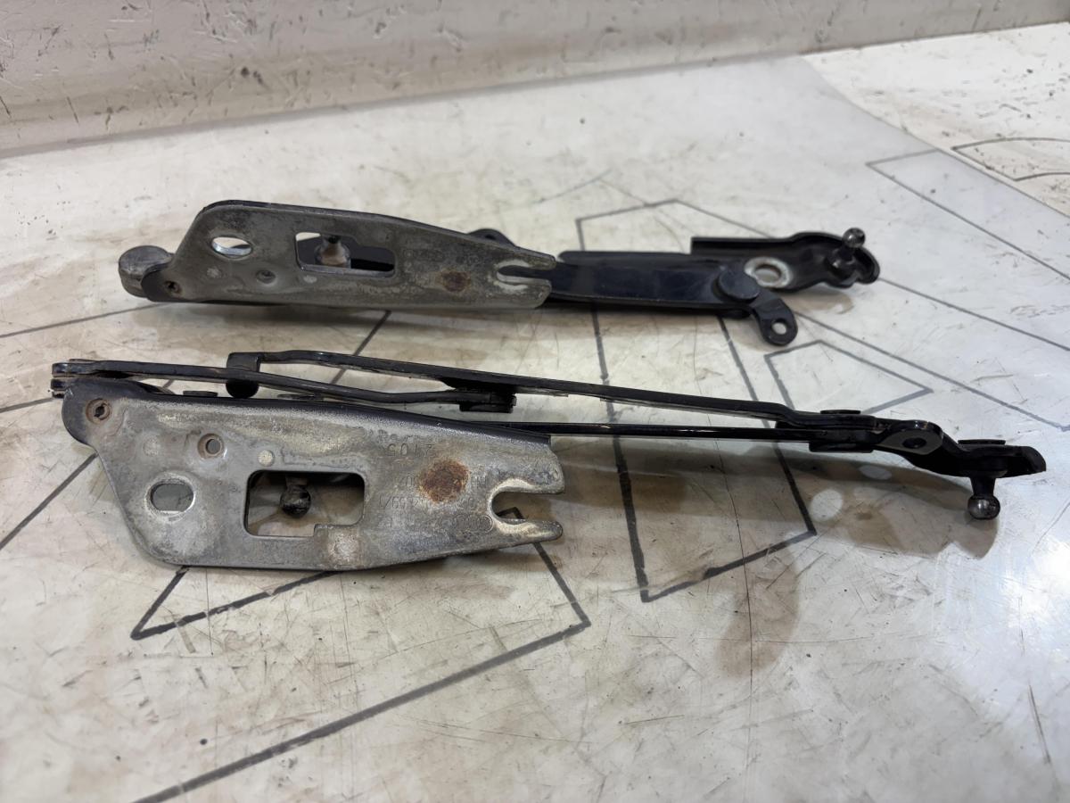 Петли крышки багажника  левая правая 4F5827302, 4F5827301