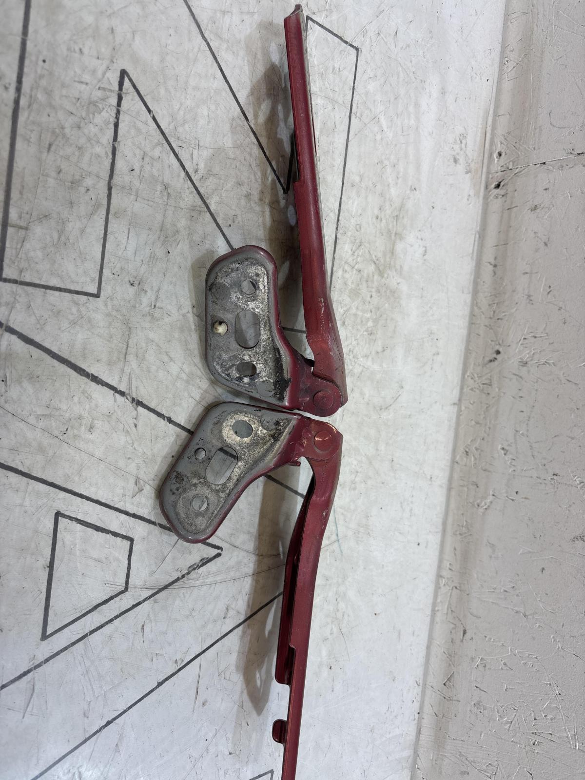 Петли капота левая правая 4F0823302, 4F0823301