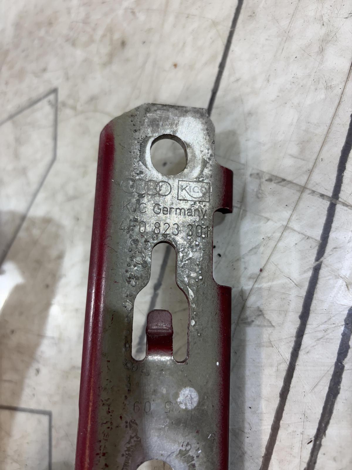 Петли капота левая правая 4F0823302, 4F0823301