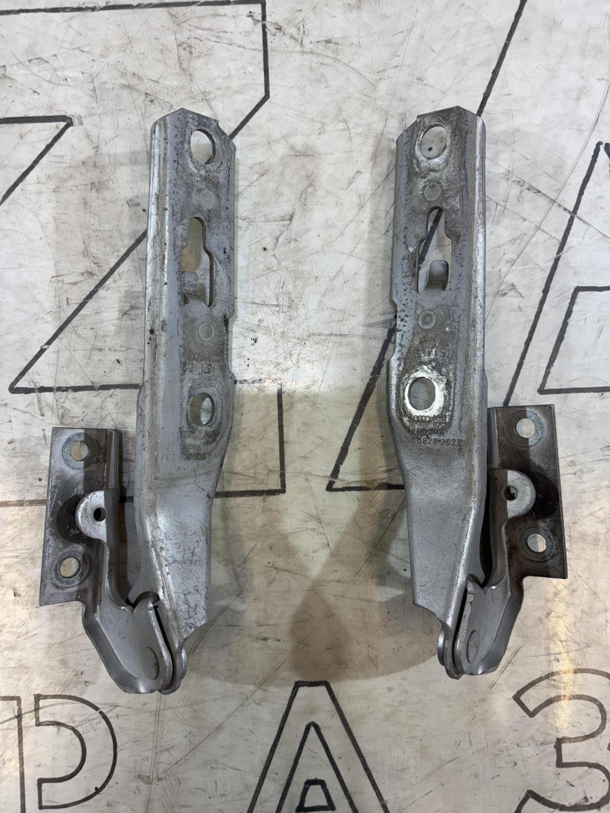 Петли капота левая правая 8E0823301E, 8E0823302E