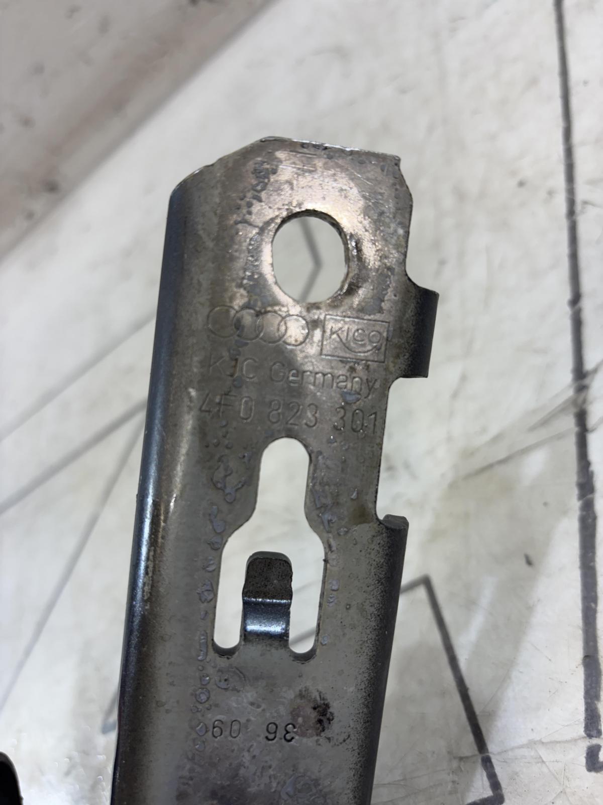 Петли капота левая правая 4F0823301, 4F0823302