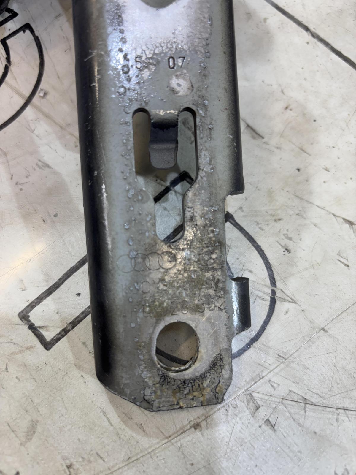 Петли капота левая правая 4F0823301, 4F0823302