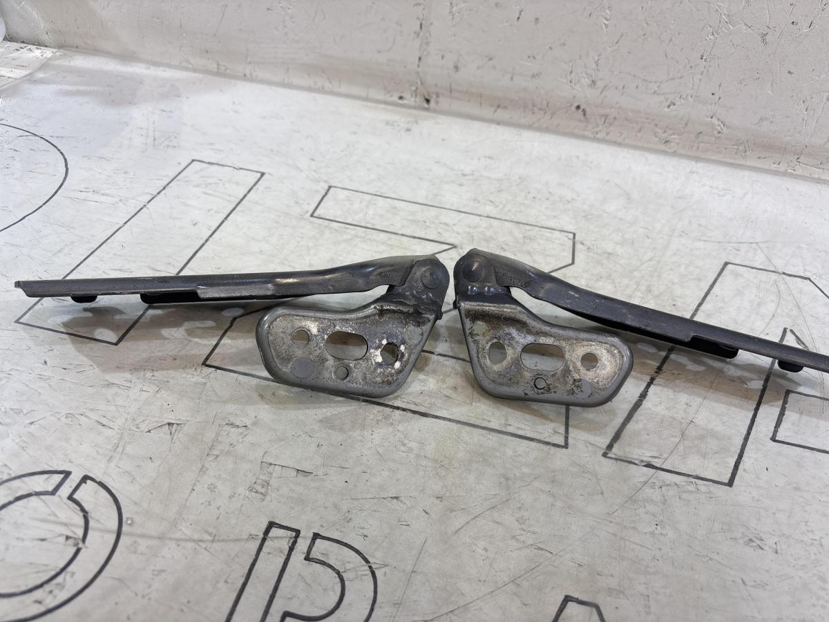 Петли капота левая правая 4F0823301, 4F0823302