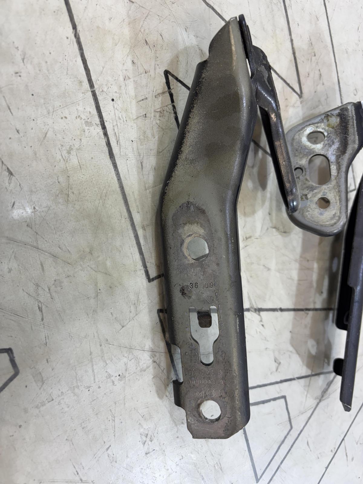 Петли капота левая правая 4F0823301, 4F0823302