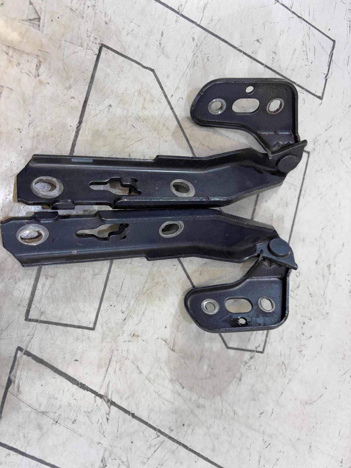 Петли капота левая правая 4F0823301, 4F0823302