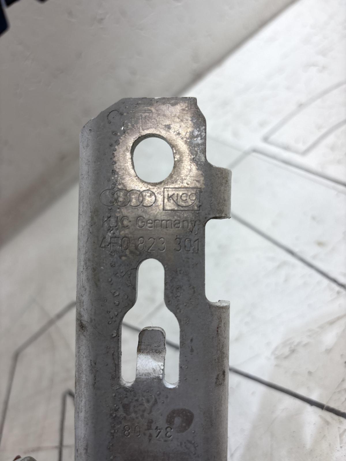 Петли капота левая правая 4F0823301, 4F0823302