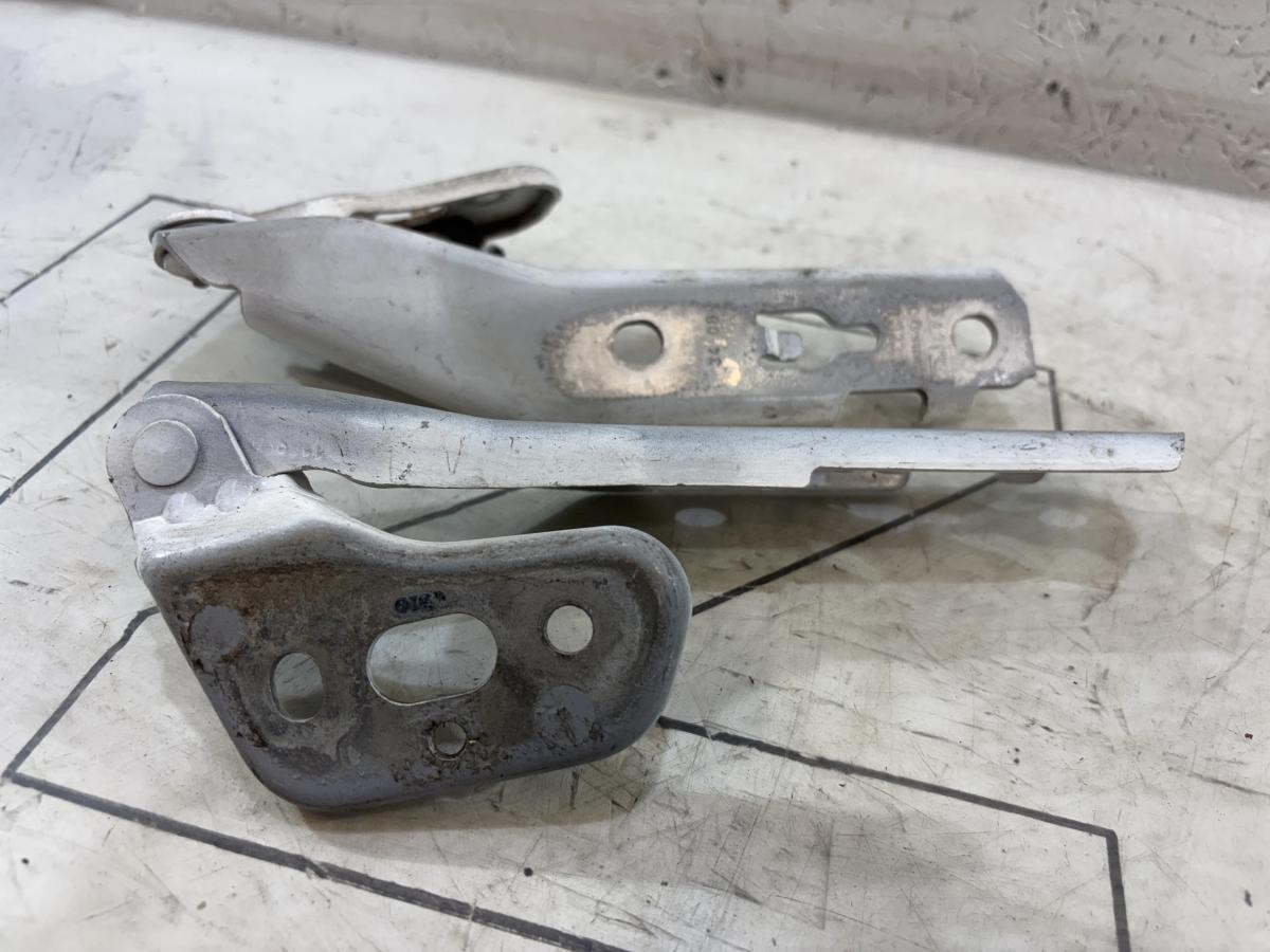 Петли капота левая правая 4F0823301, 4F0823302