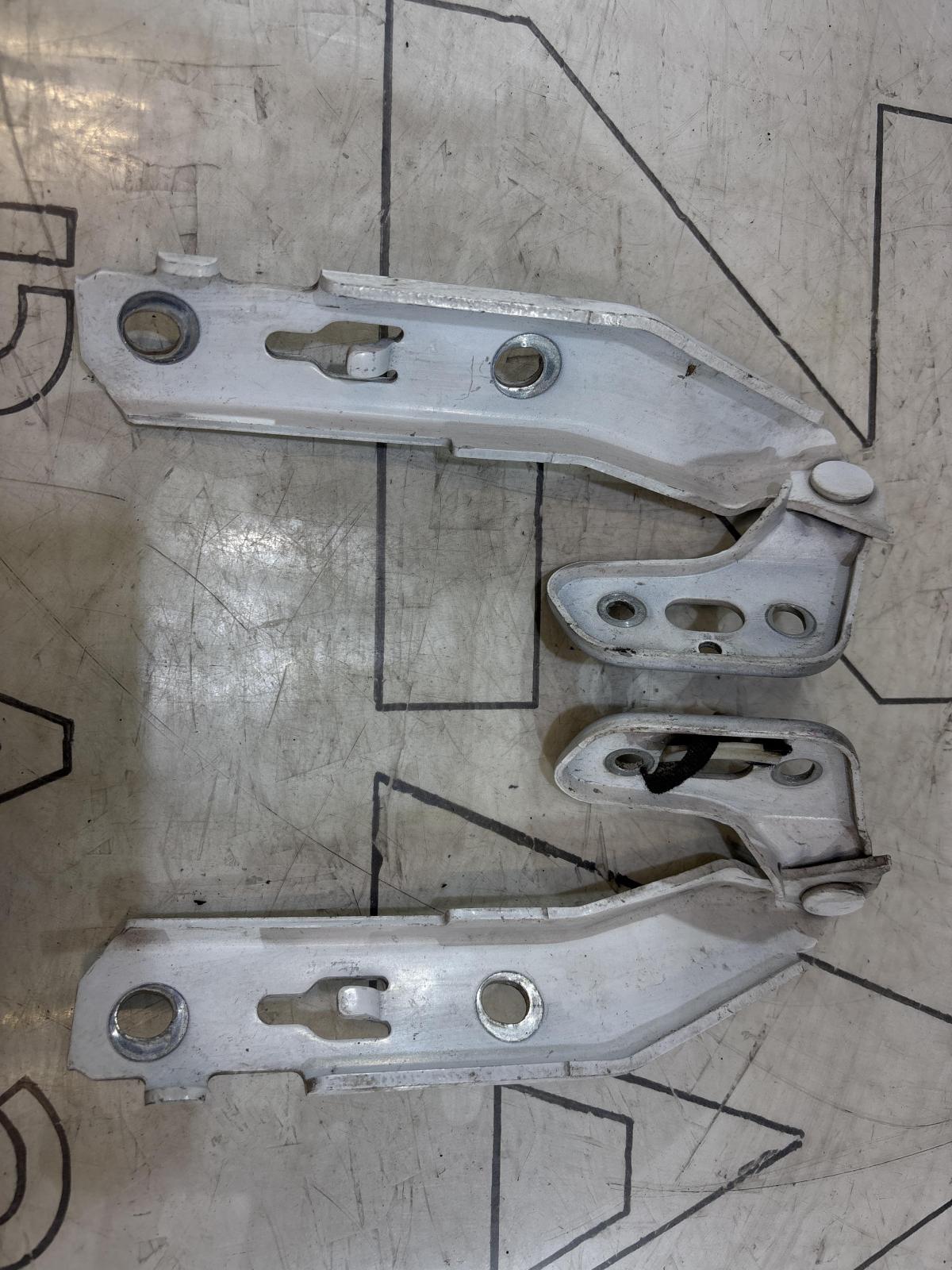 Петли капота левая правая 4F0823301, 4F0823302