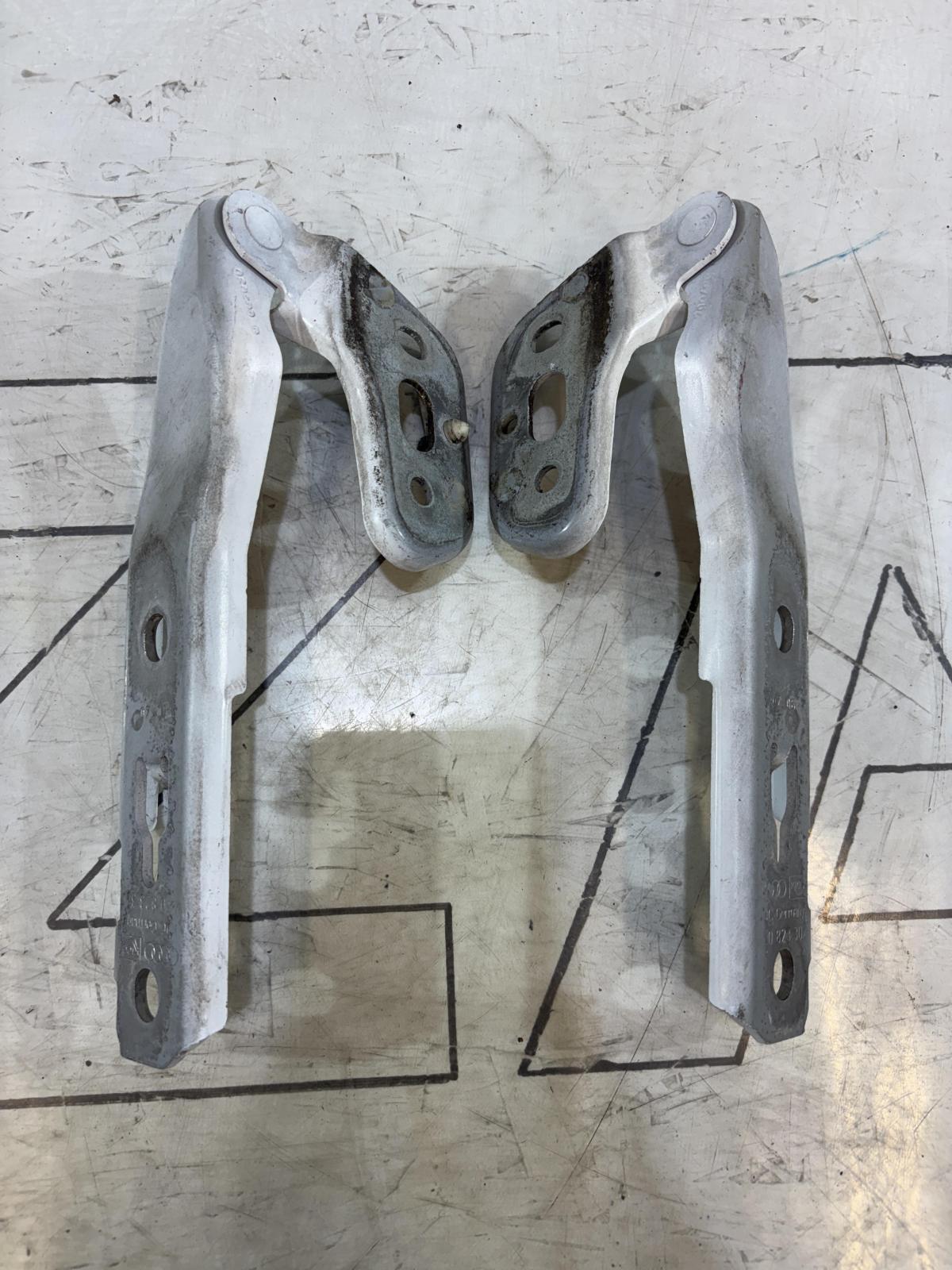 Петли капота левая правая 4F0823301, 4F0823302