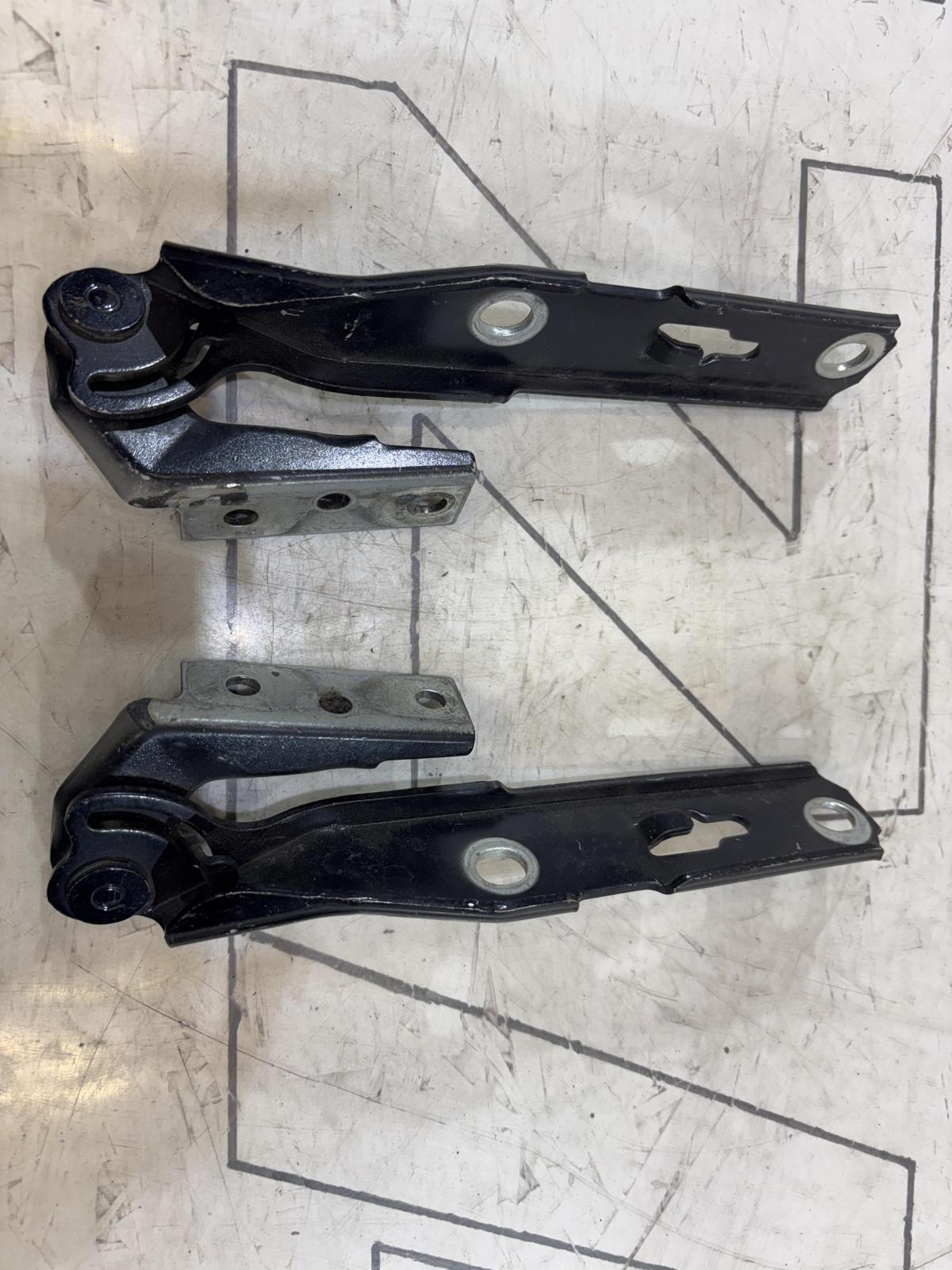 Петли капота левая правая 8E0823302E, 8E0823301E