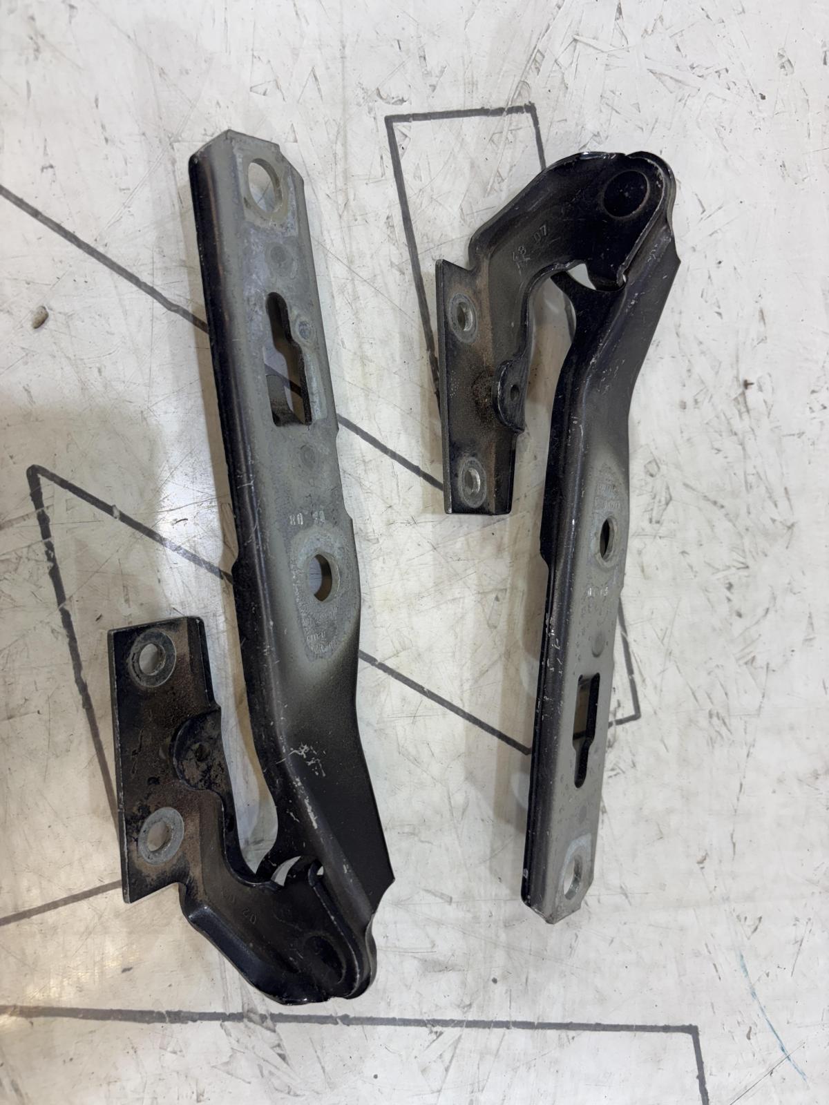 Петли капота левая правая 8E0823302E, 8E0823301E