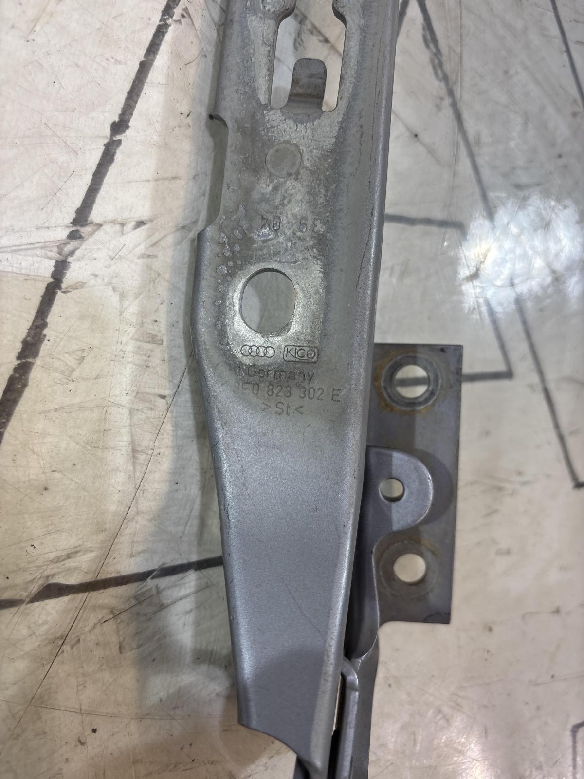 Петли капота левая правая 8E0823302E, 8E0823301E