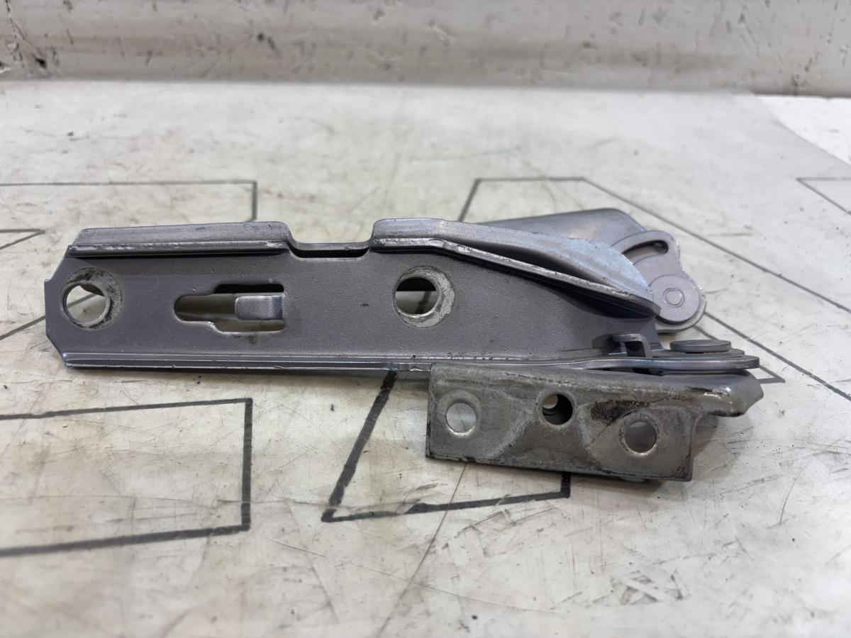 Петли капота левая правая 8E0823302E, 8E0823301E