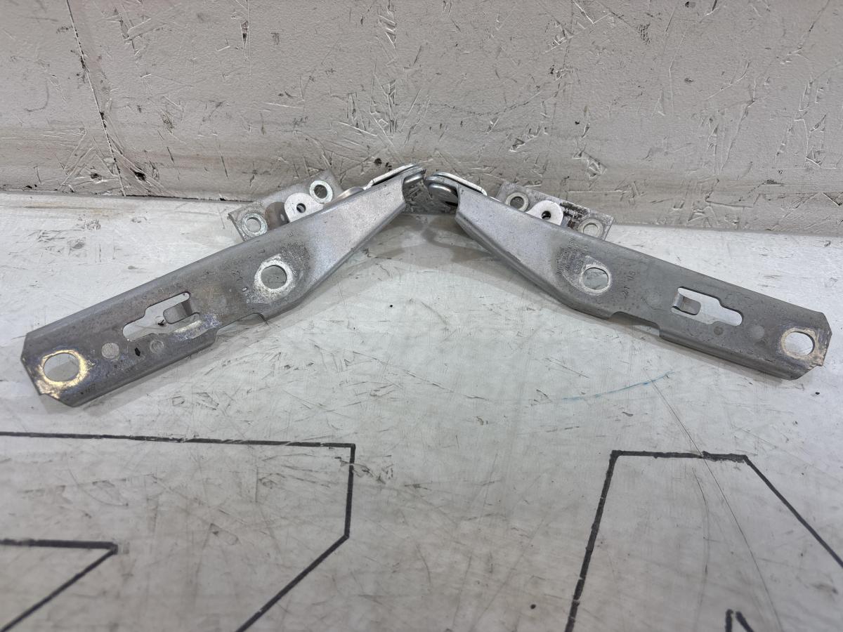 Петли капота левая правая 8E0823302E, 8E0823301E