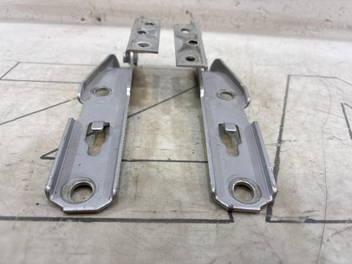 Петли капота левая правая 8E0823302E, 8E0823301E