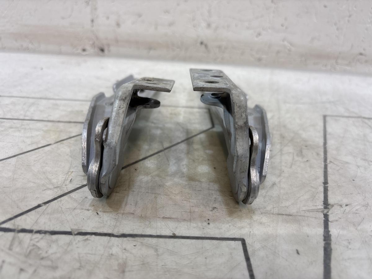 Петли капота левая правая 8E0823302E, 8E0823301E