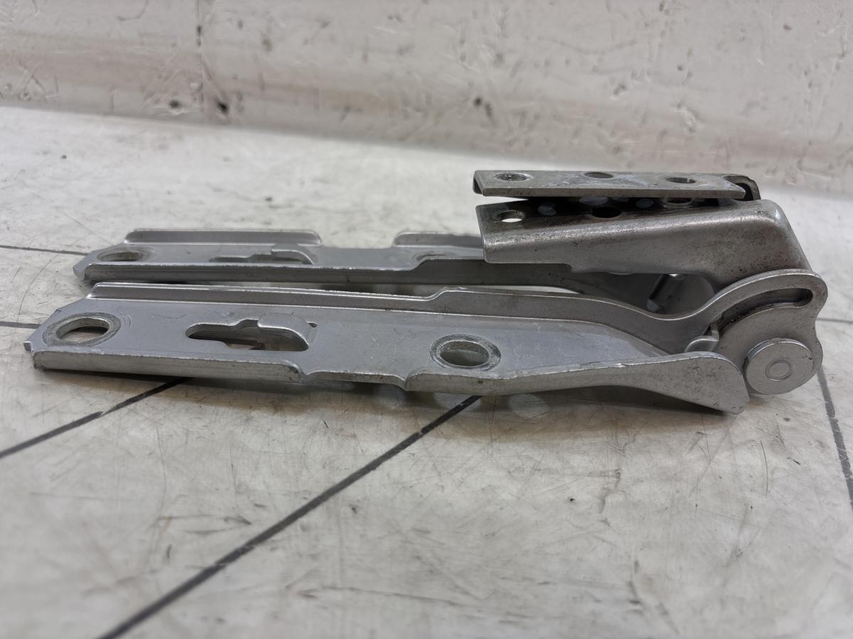 Петли капота левая правая 8E0823302E, 8E0823301E