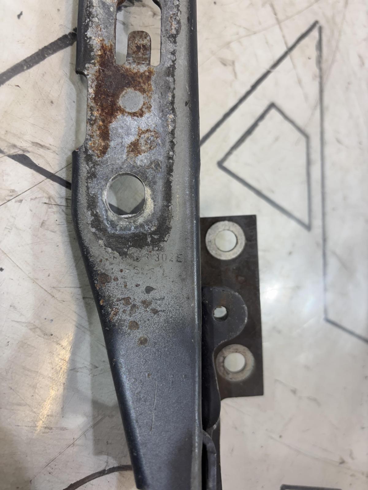 Петли капота левая правая 8E0823301E, 8E0823302E