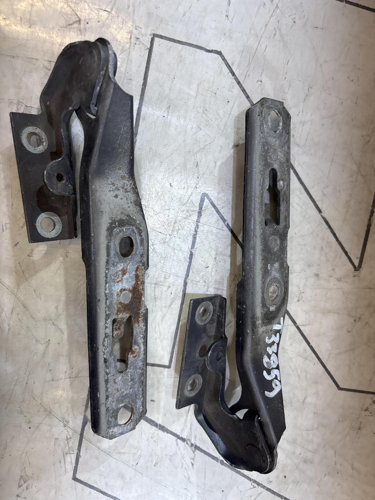 Петли капота левая правая 8E0823301E, 8E0823302E