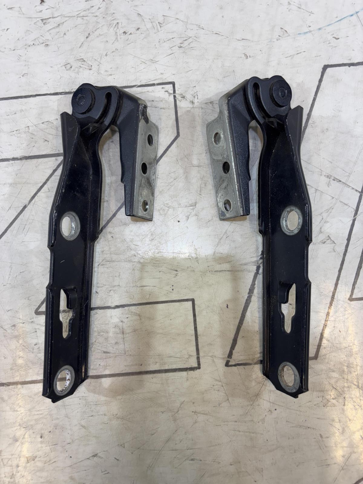 Петли капота левая правая 8E0823302E, 8E0823301E