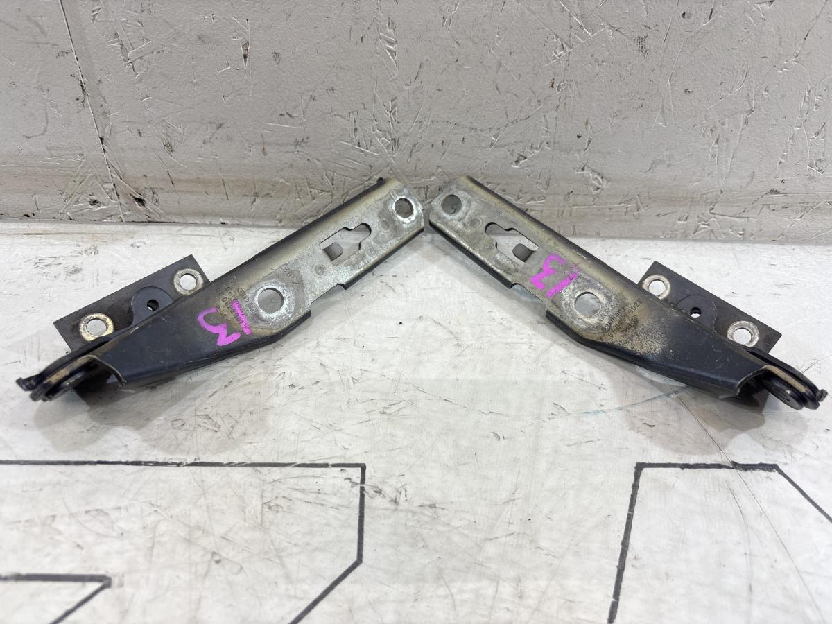 Петли капота левая правая 8E0823302E, 8E0823301E