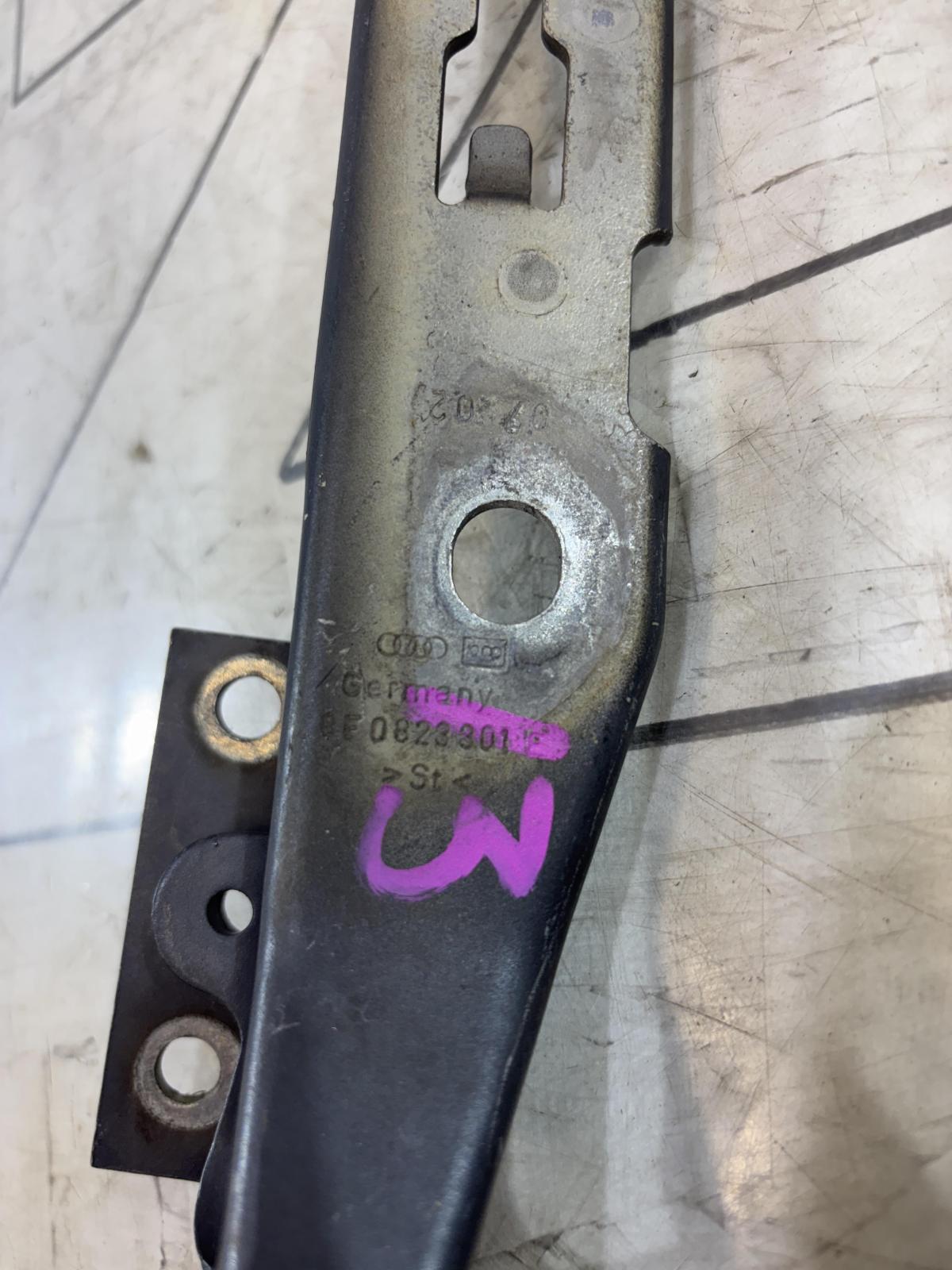 Петли капота левая правая 8E0823302E, 8E0823301E