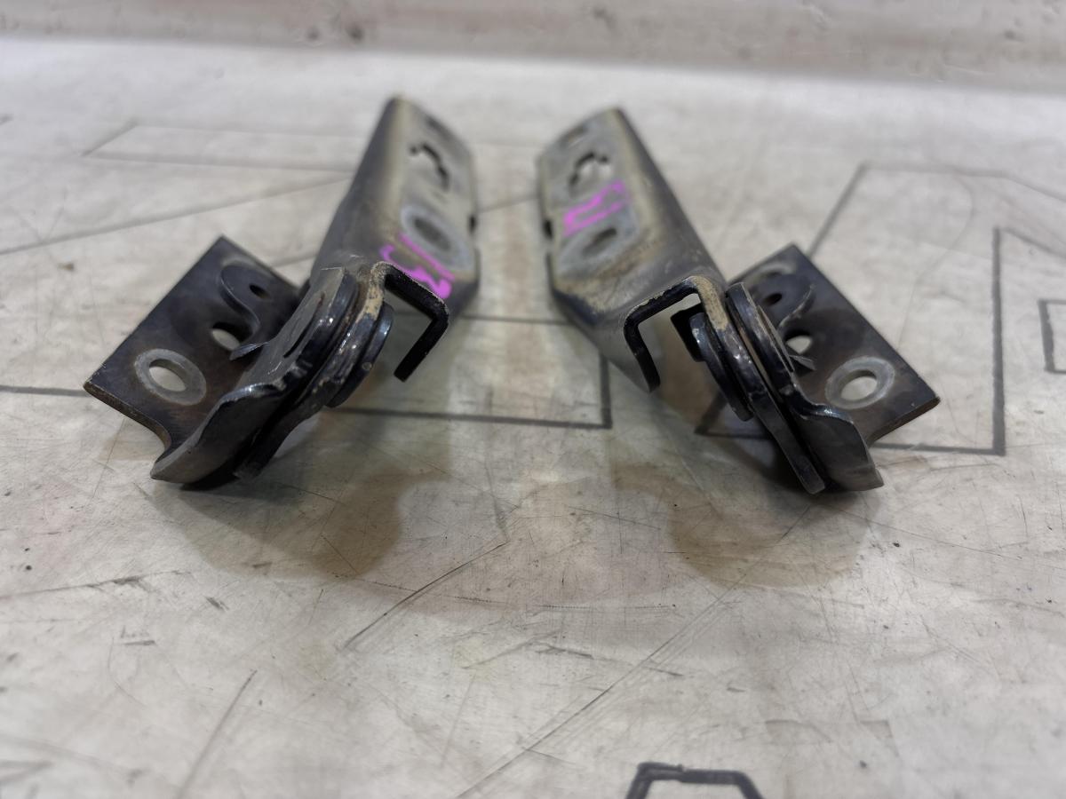 Петли капота левая правая 8E0823302E, 8E0823301E