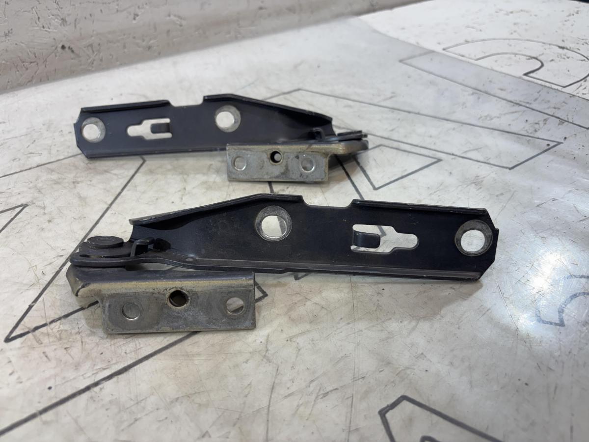 Петли капота левая правая 8E0823302E, 8E0823301E