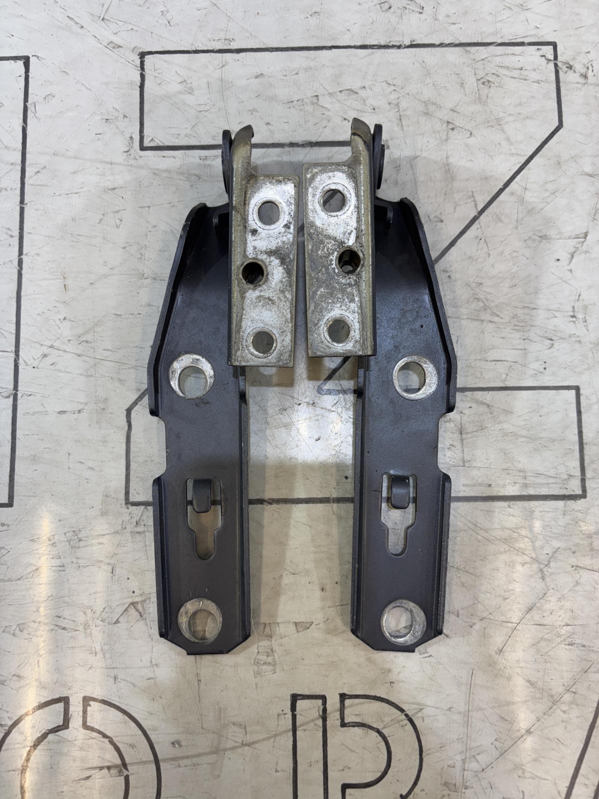 Петли капота левая правая 8E0823302E, 8E0823301E