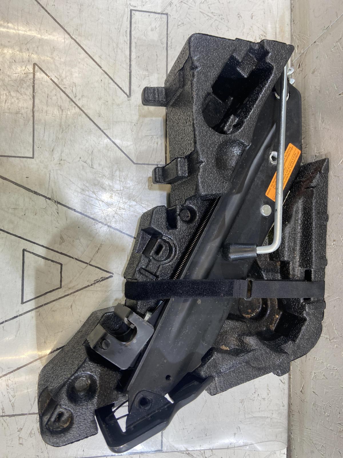 Домкрат 7L0011031B Volkswagen Touareg I