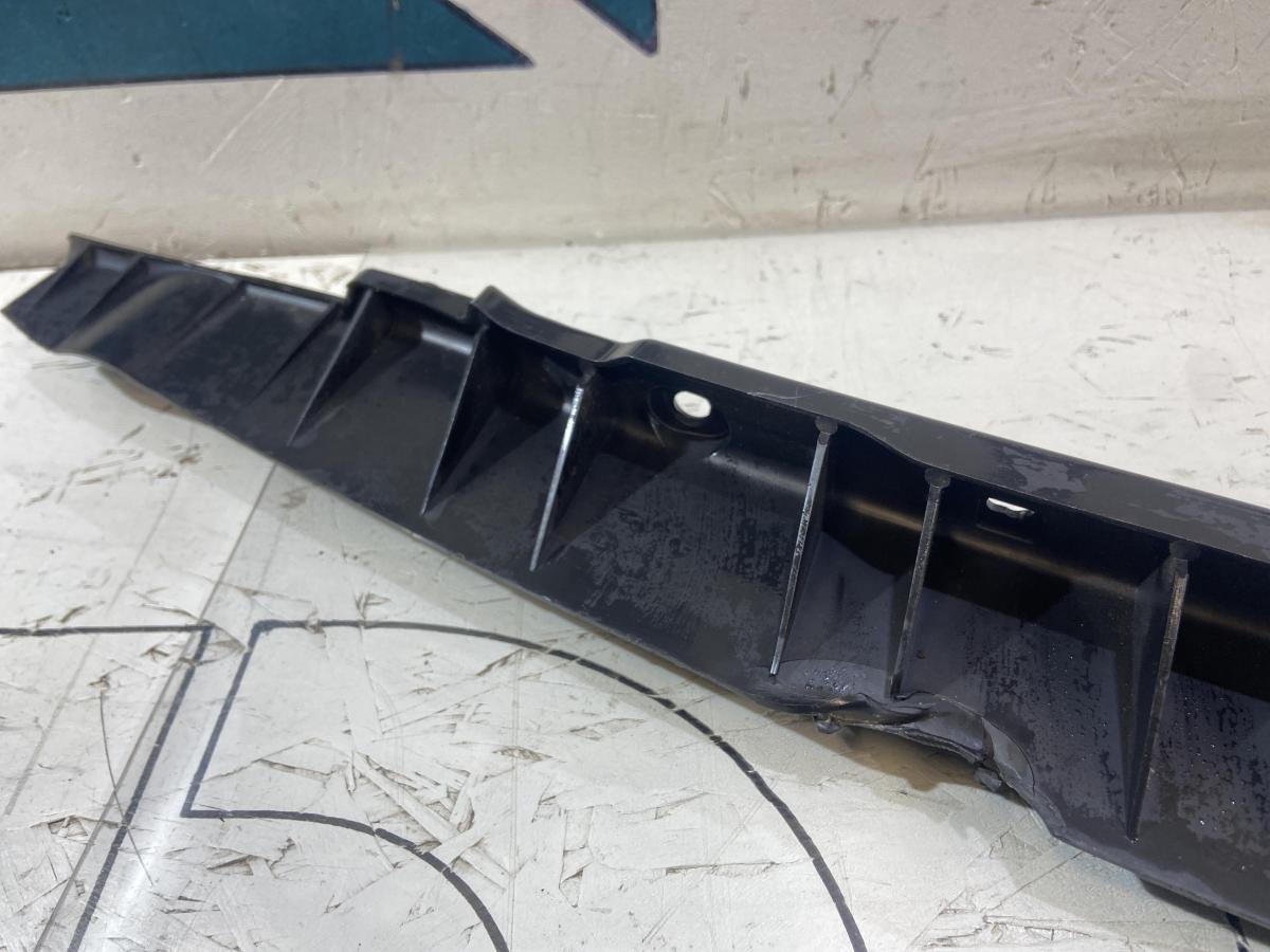 Направляющая заднего бампера 7L6807863B Volkswagen Touareg I