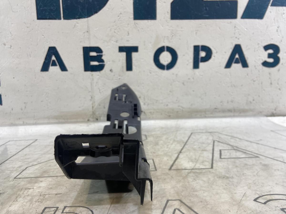 Кронштейн, направляющая переднего бампера левая 7L6807183A Volkswagen Touareg I