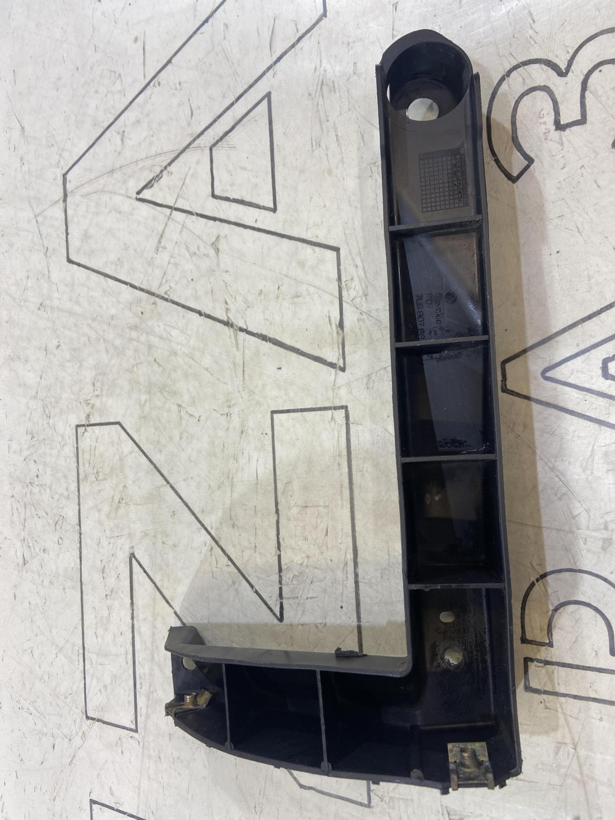 Кронштейн, направляющая заднего бампера правая 7L6807862 Volkswagen Touareg I