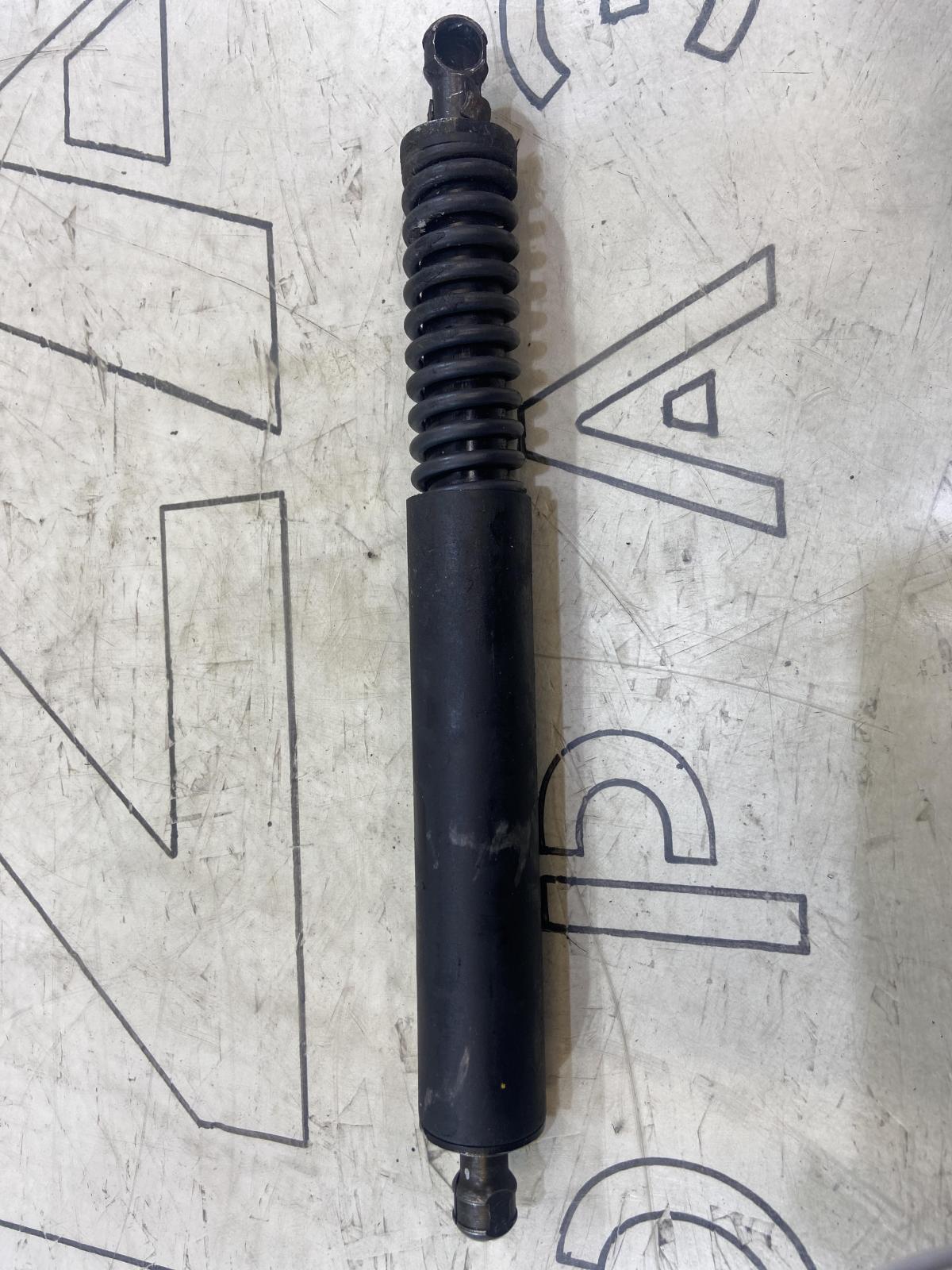 Амортизатор багажника 7L6827550B Volkswagen Touareg I