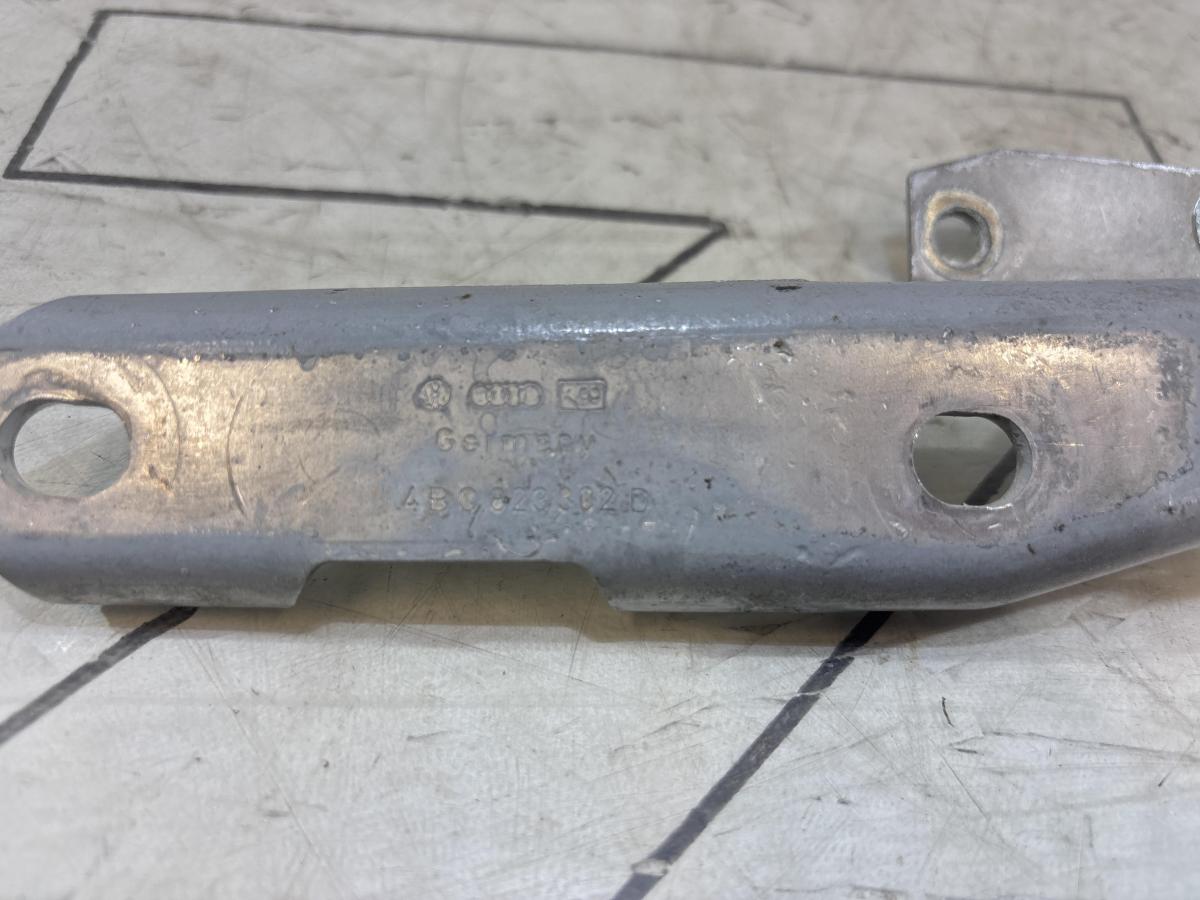 Петля капота правая 4B0823302D Audi A6 C5 / A6 C5 Allroad