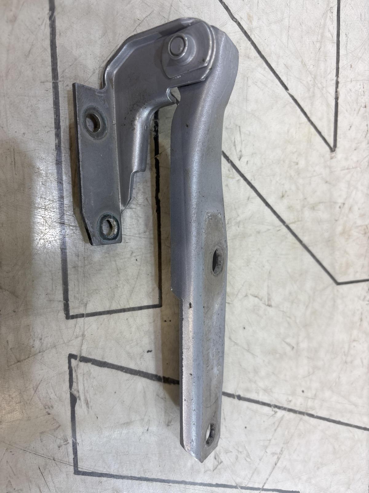 Петля капота правая 4B0823302D Audi A6 C5 / A6 C5 Allroad