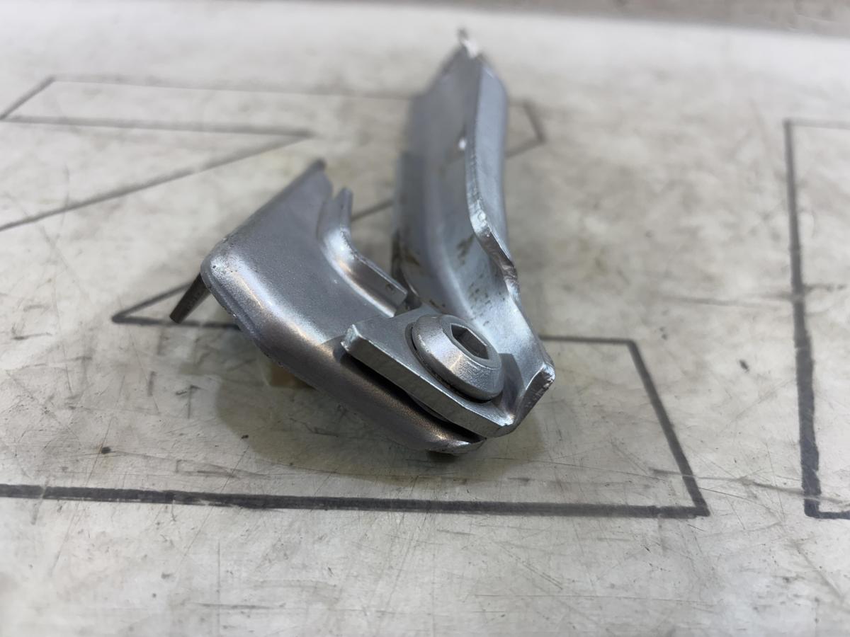 Петля капота правая 4B0823302D Audi A6 C5 / A6 C5 Allroad