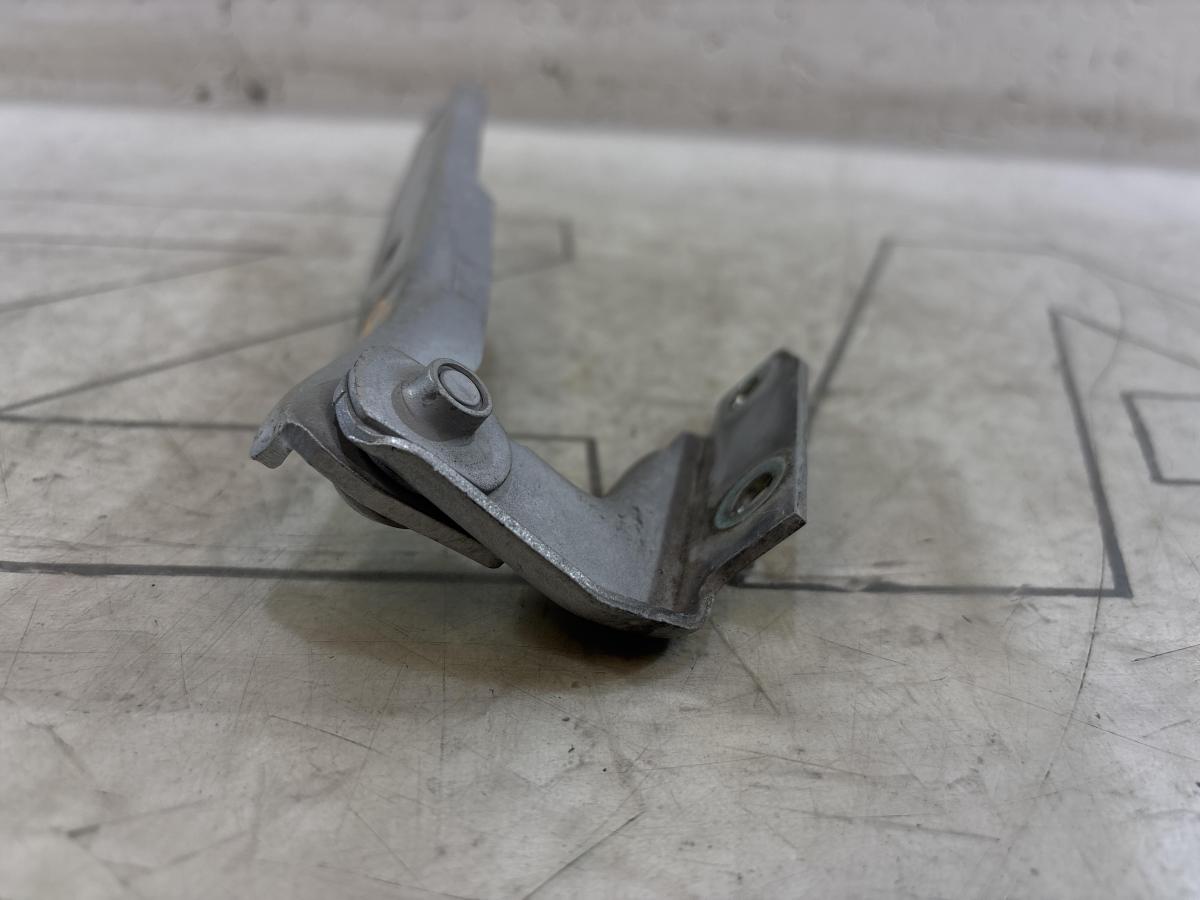 Петля капота правая 4B0823302D Audi A6 C5 / A6 C5 Allroad