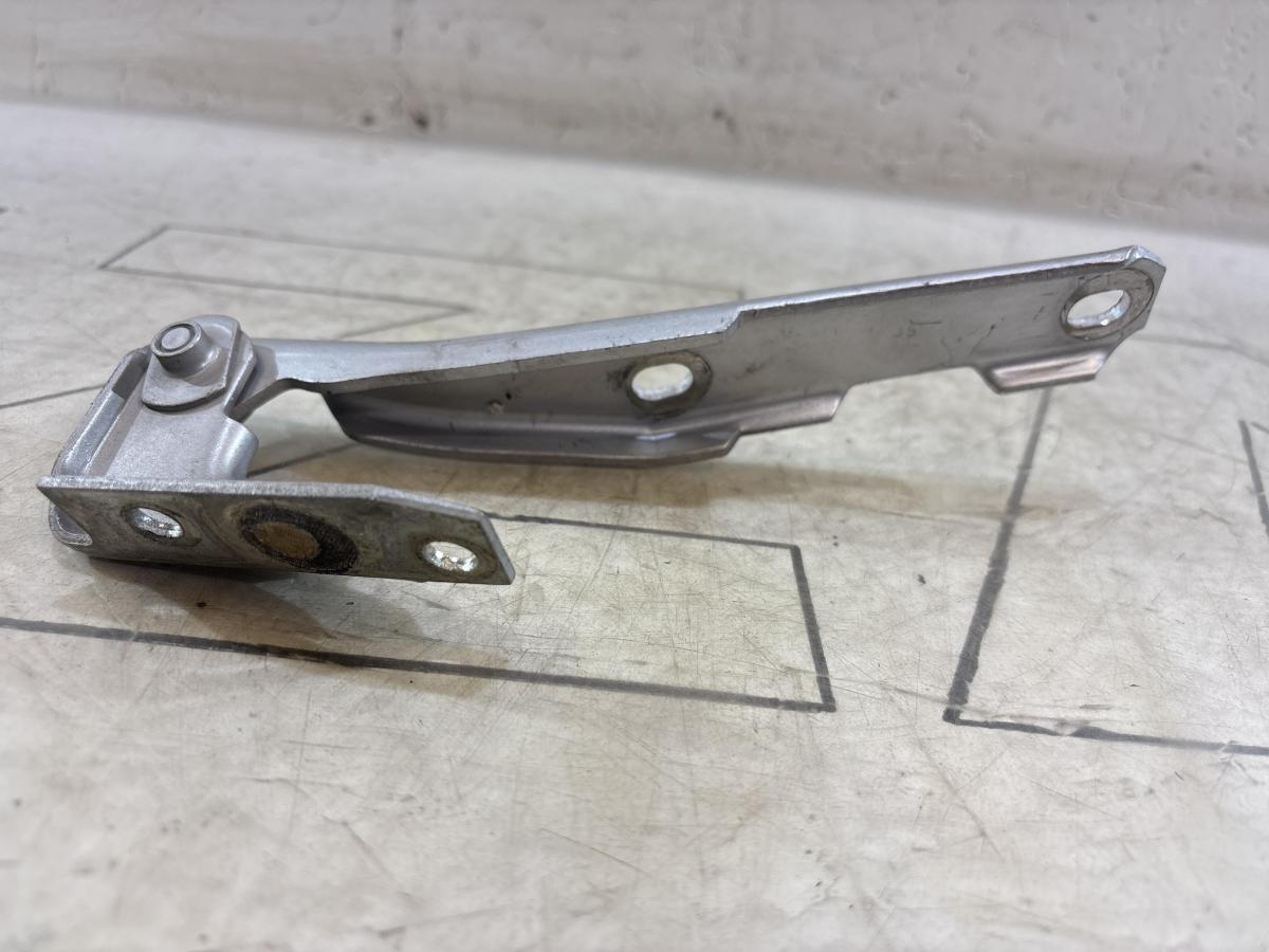Петля капота правая 4B0823302D Audi A6 C5 / A6 C5 Allroad