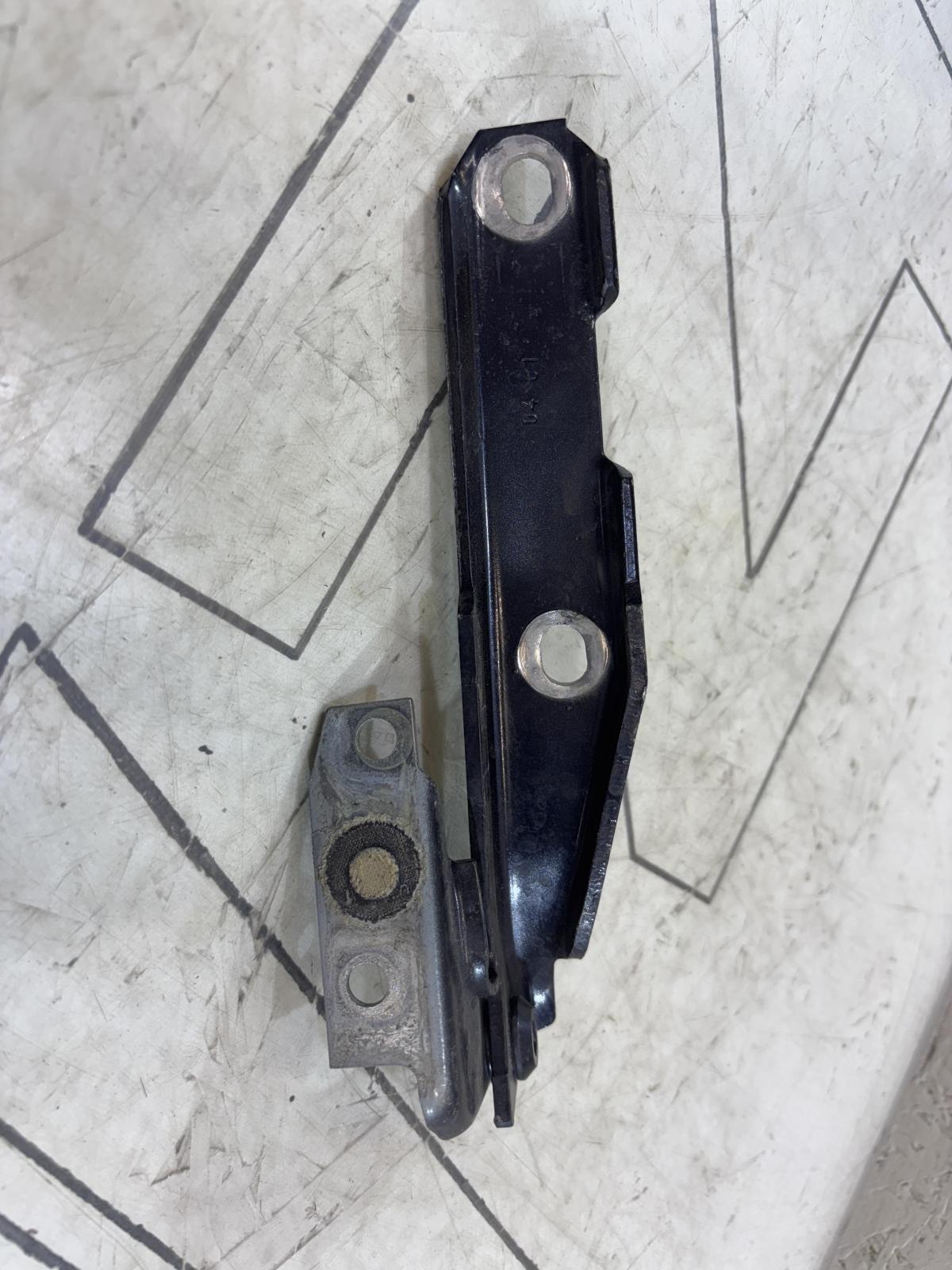 Петля капота правая 4B0823302D Audi A6 C5 / A6 C5 Allroad