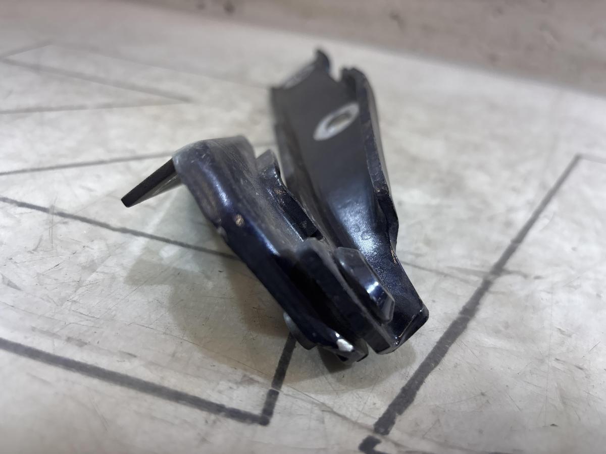 Петля капота правая 4B0823302D Audi A6 C5 / A6 C5 Allroad