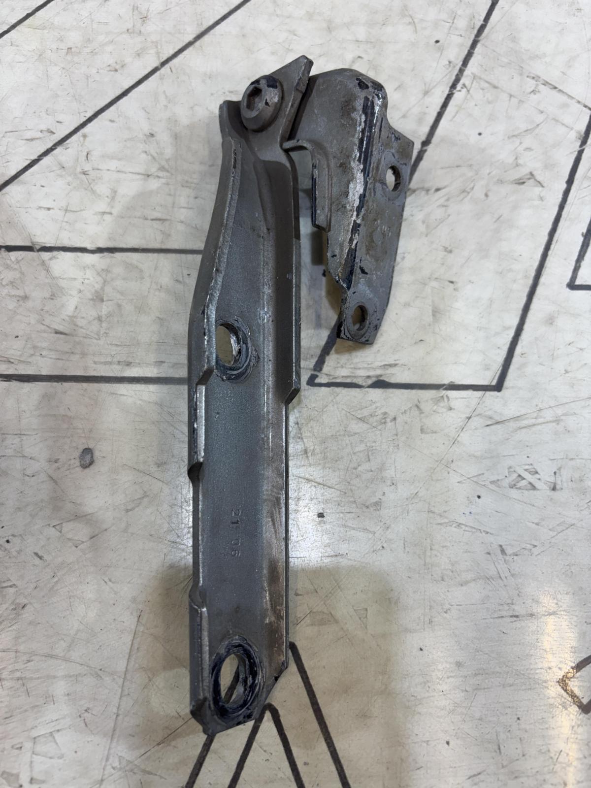 Петля капота правая 4B0823302D Audi A6 C5 / A6 C5 Allroad