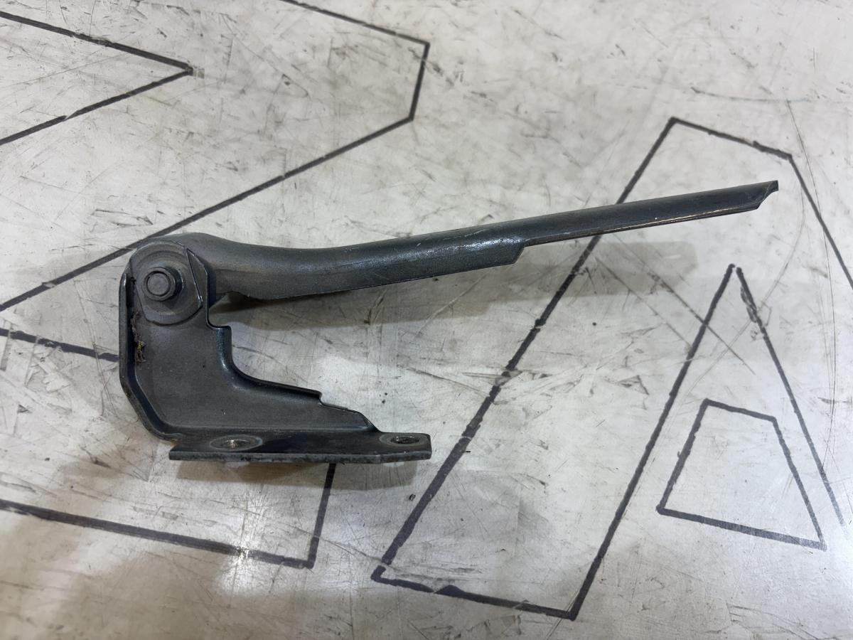 Петля капота правая 4B0823302D Audi A6 C5 / A6 C5 Allroad