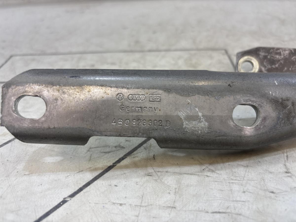 Петля капота правая 4B0823302D Audi A6 C5 / A6 C5 Allroad