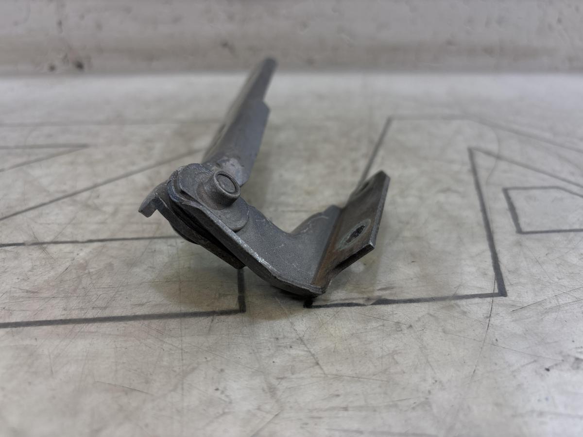 Петля капота правая 4B0823302D Audi A6 C5 / A6 C5 Allroad