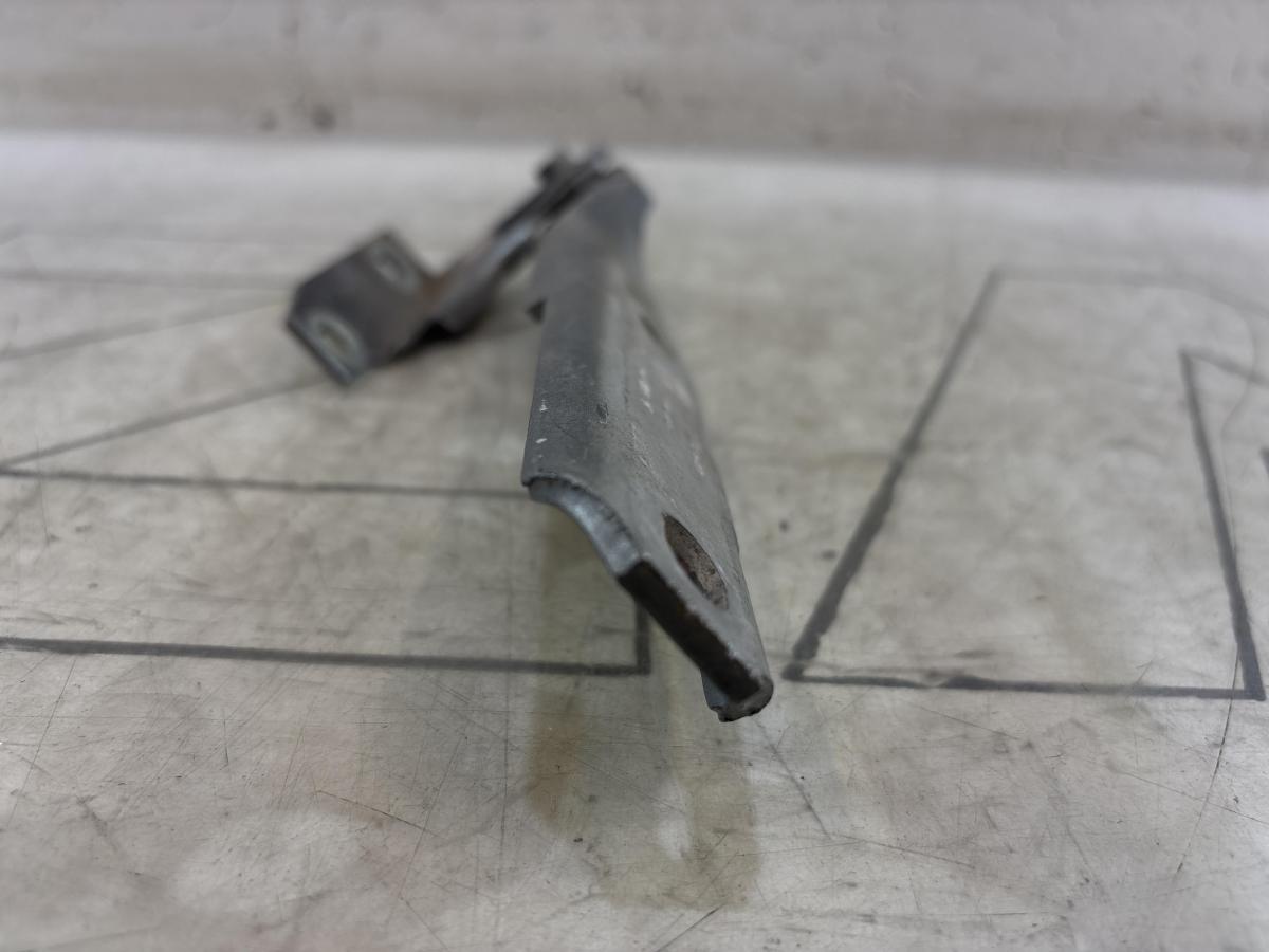 Петля капота правая 4B0823302D Audi A6 C5 / A6 C5 Allroad